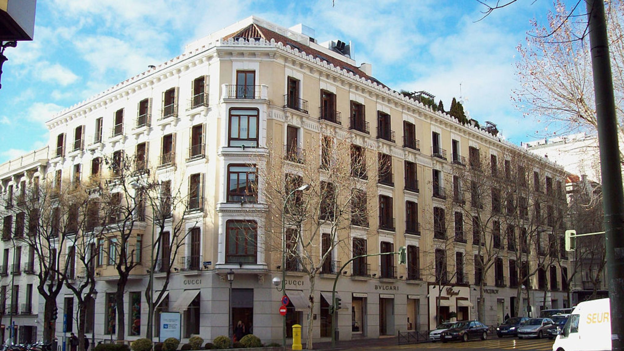 Edificio elegante del Barrio de Salamanca que refleja la arquitectura clásica de sus calles comerciales más exclusivas.